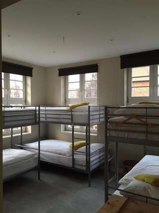 Хостелы Five Point Hostel & Apartments Гданьск Спальное место на двухъярусной кровати в общем 6-местном номере для мужчин и женщин-5